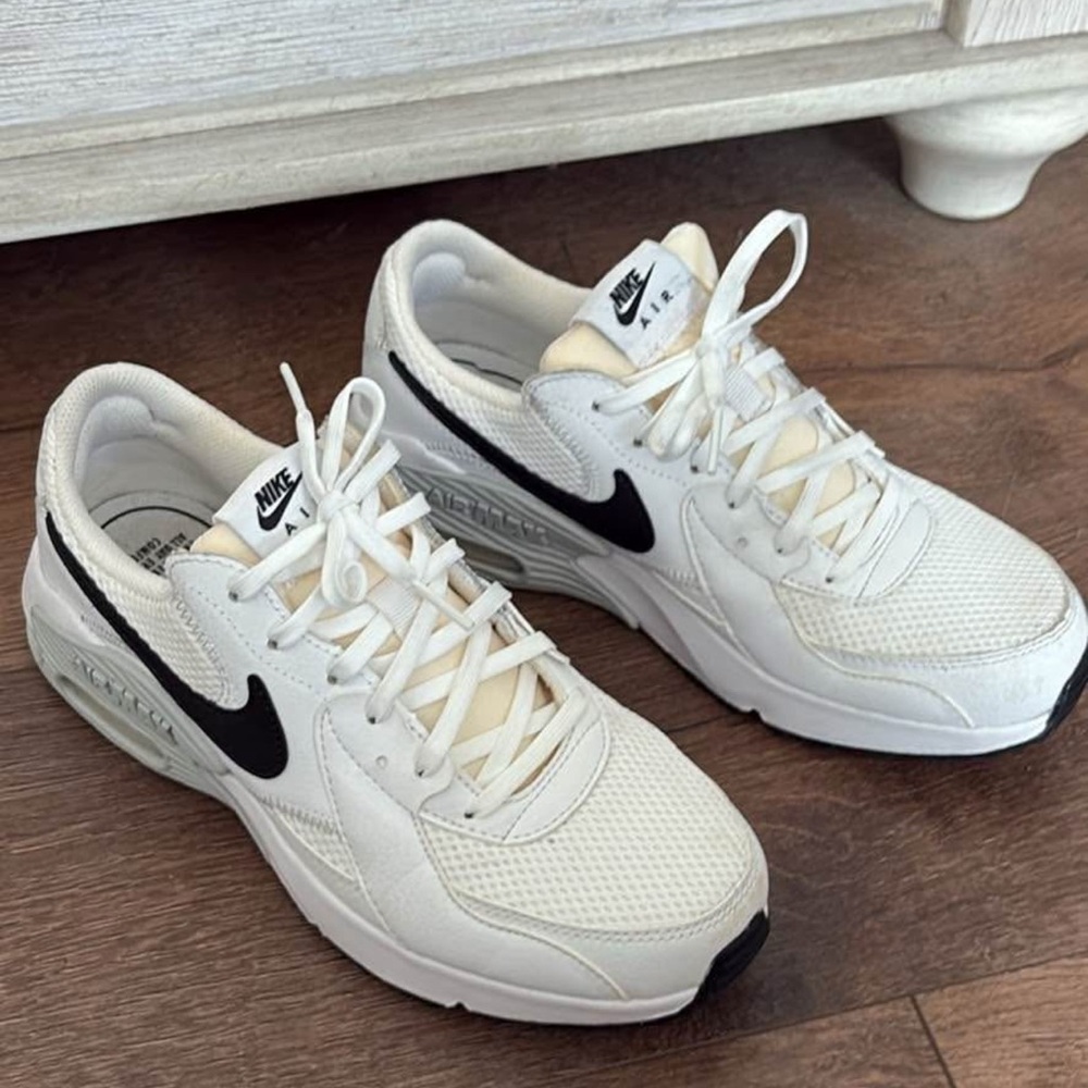 Nike women’s white sneakers